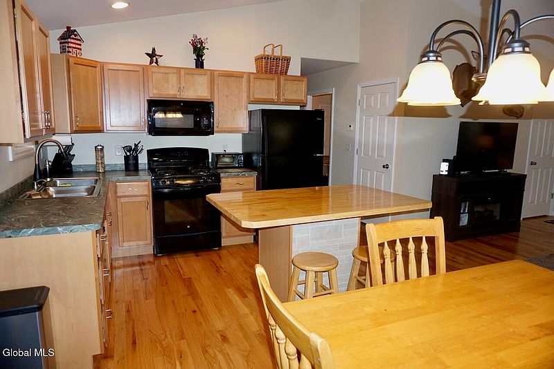 4th image of 30 Cloverleaf Drive