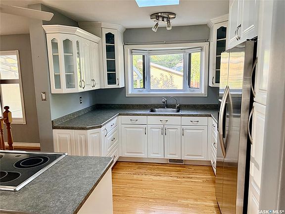 5th image of 445 WINNIPEG AVENUE S