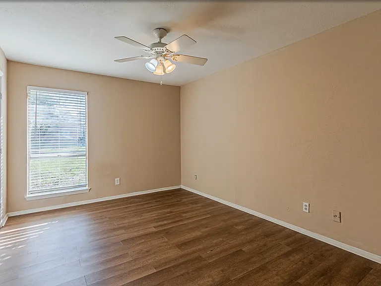 709 Royal Crest Dr — Photo 7