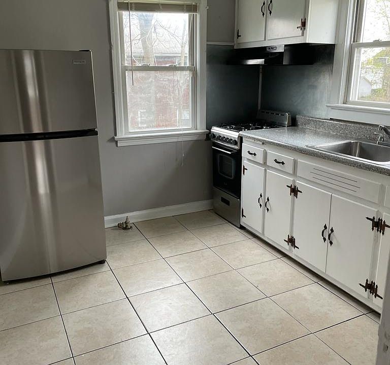 2nd image of 1103 Sheridan Ave APT 1