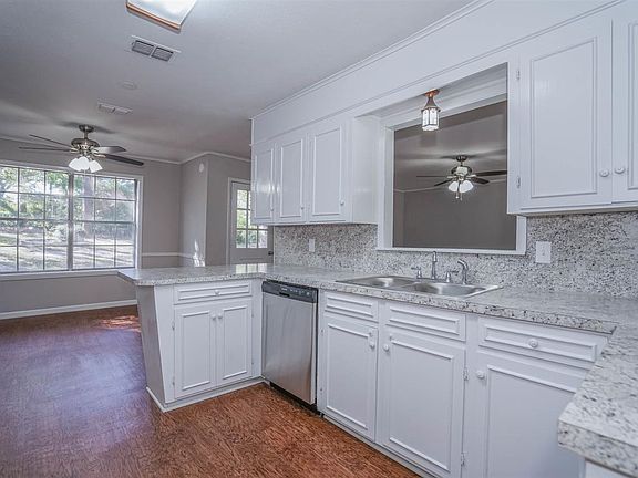 5th image of 906 Coleman Dr