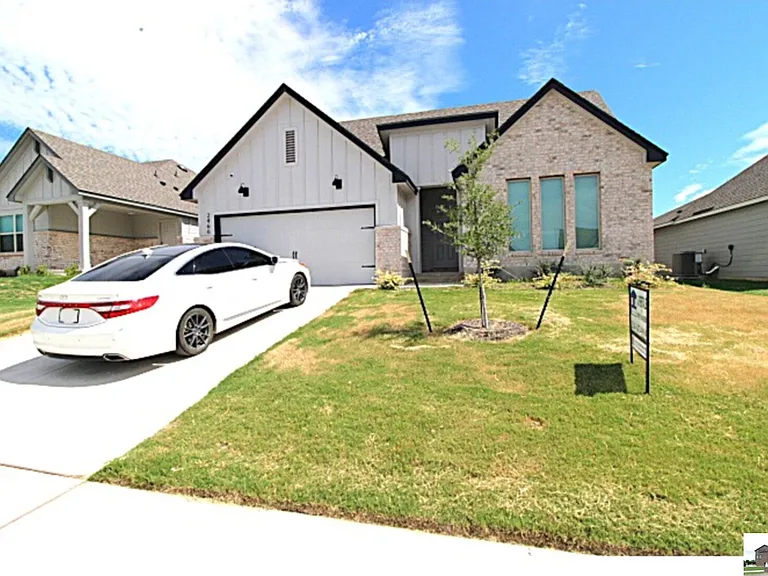 2466 Bee Creek Dr — Photo 2
