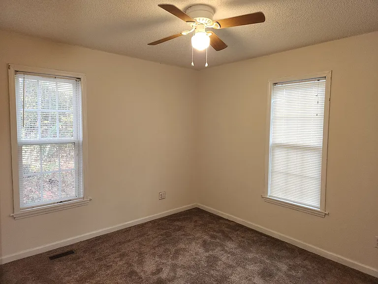 860 Darby St — Photo 18