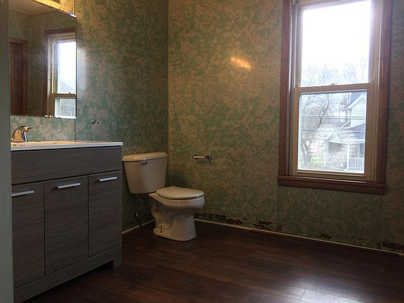 5th image of 303 W Oak St #2