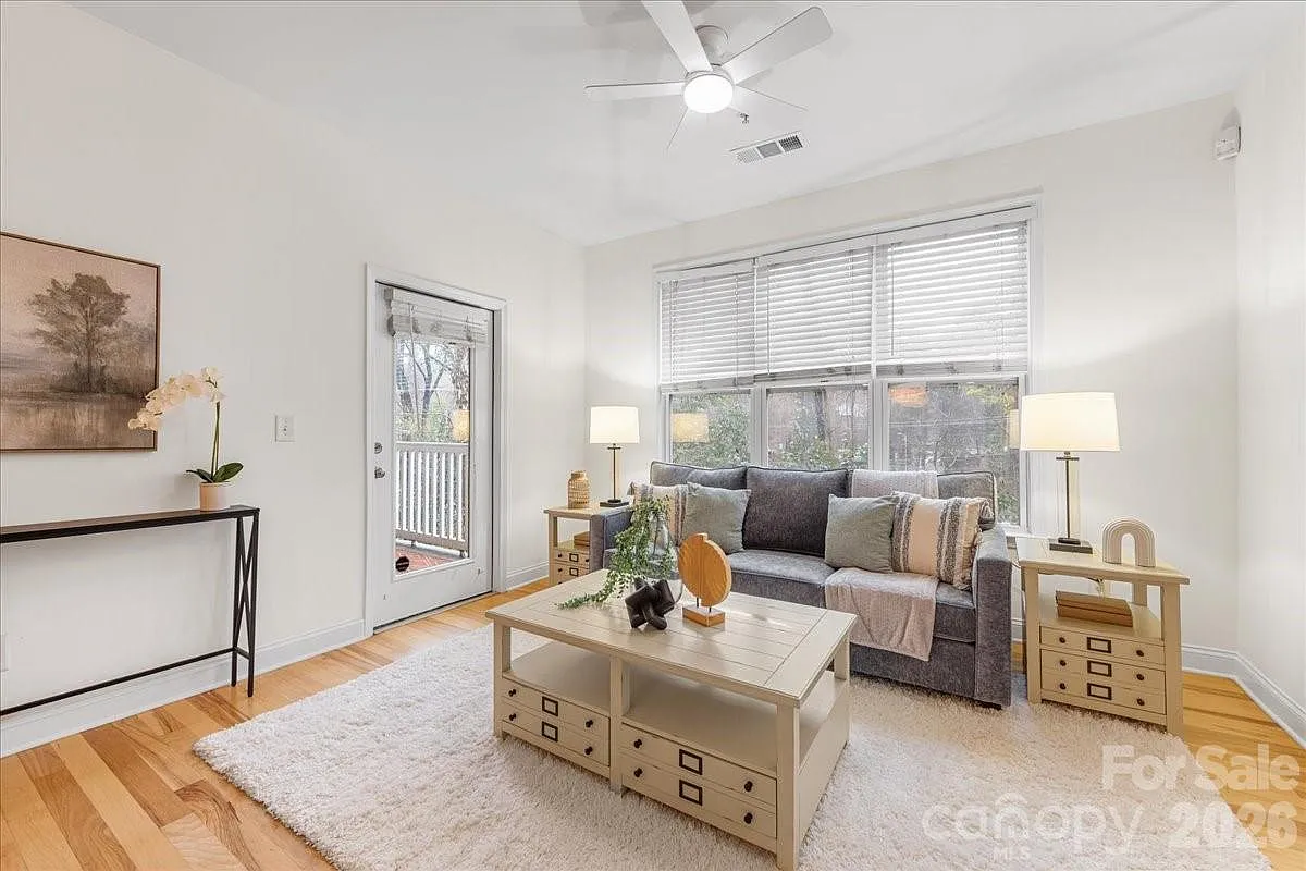 1000 E Woodlawn Rd APT 118 photo 1