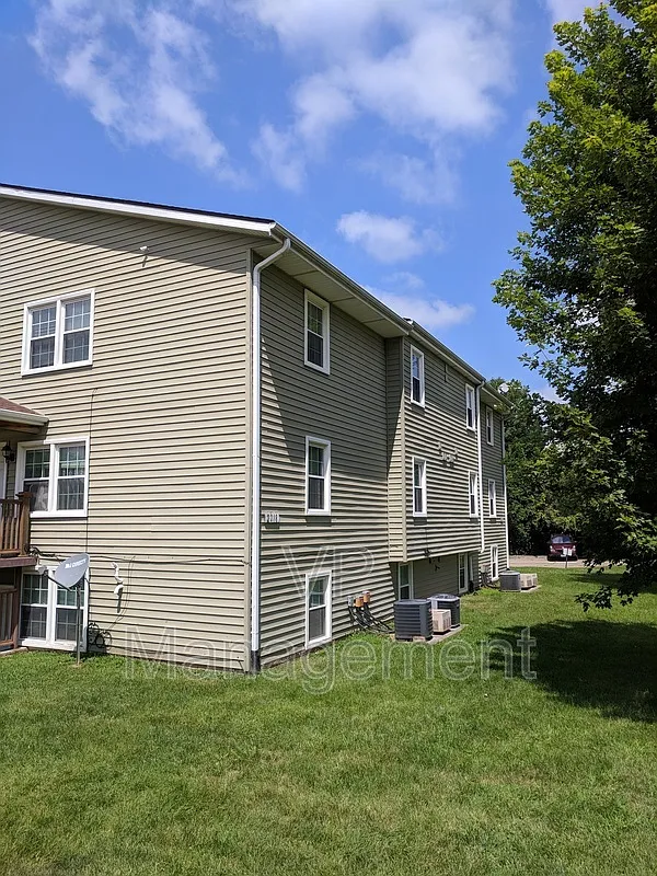 2 bed, 1.0 bath, $950 — Photo 3