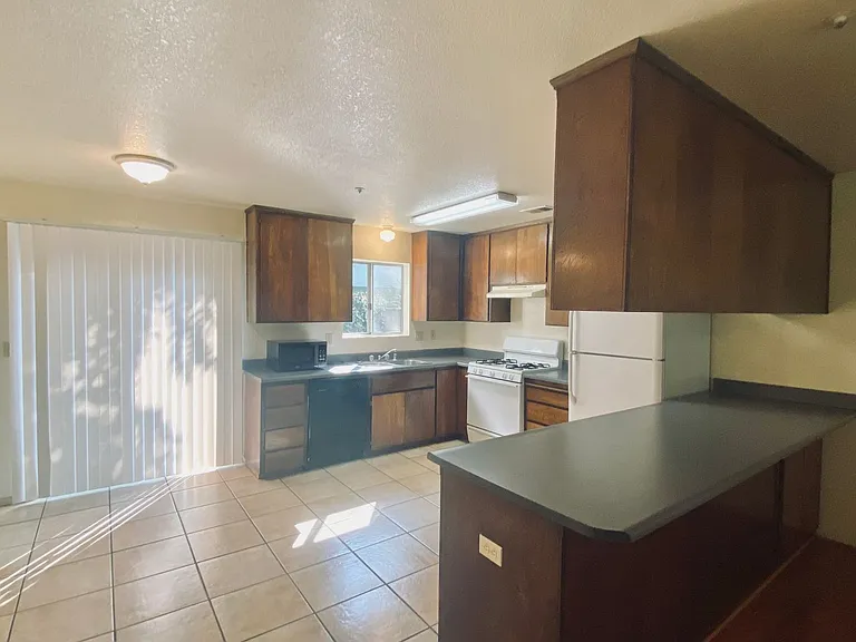 720 W 2nd Ave — Photo 16
