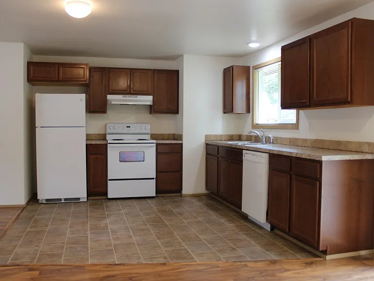 1892 NE Kathryn St — Photo 9
