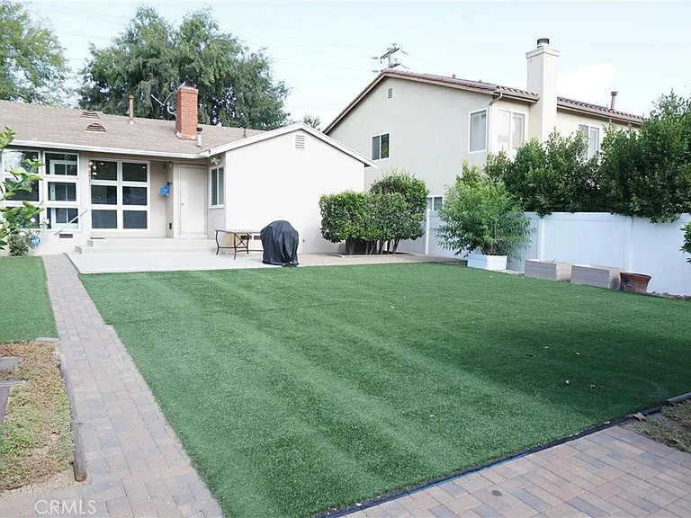 5540 Balboa Blvd — Photo 54