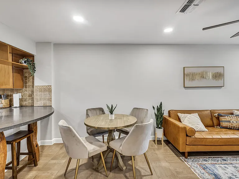 Post Rd — Photo 12