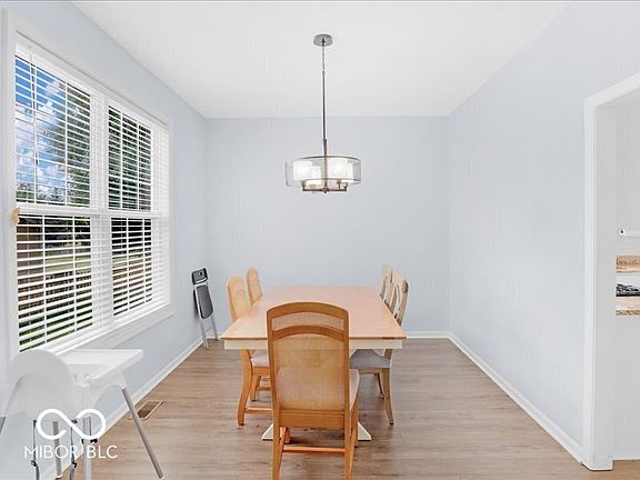 5th image of 10165 Bootham Close