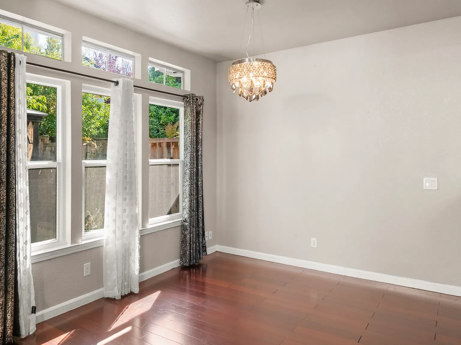 3 bed, 2.5 bath, 1641 sqft, $4,200 — Photo 4