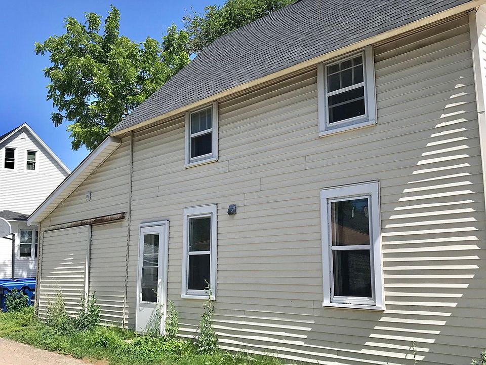 Charming 2 bedroom home, with lot of amenities.