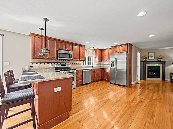 3rd image of 11 Village Ln