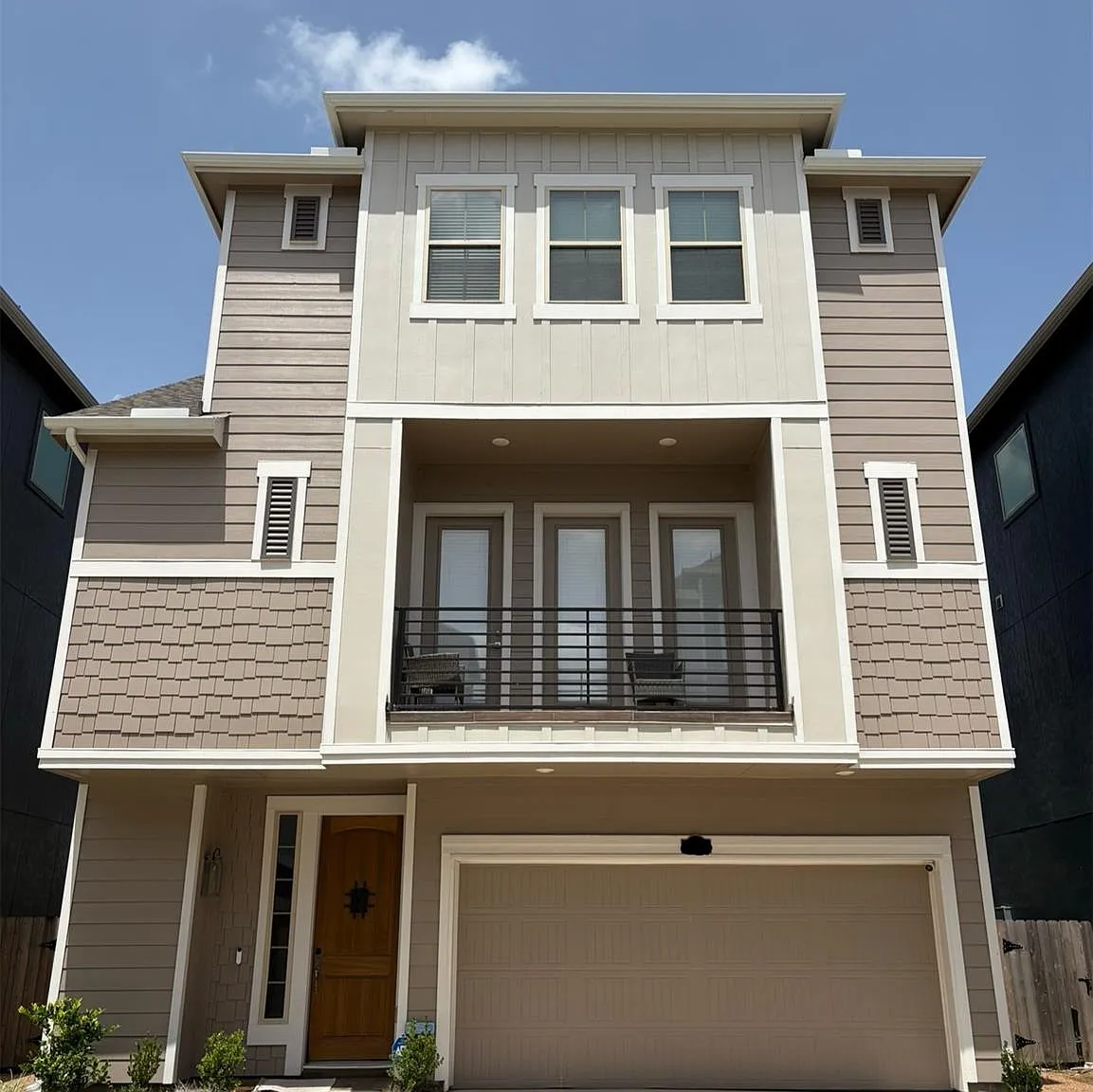 3 bed, 3.5 bath, 2373 sqft, $4,000 — Photo 1