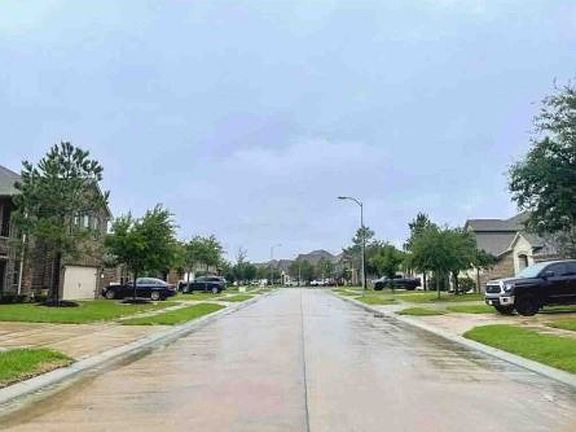 Exterior Neighborhood (street photo)