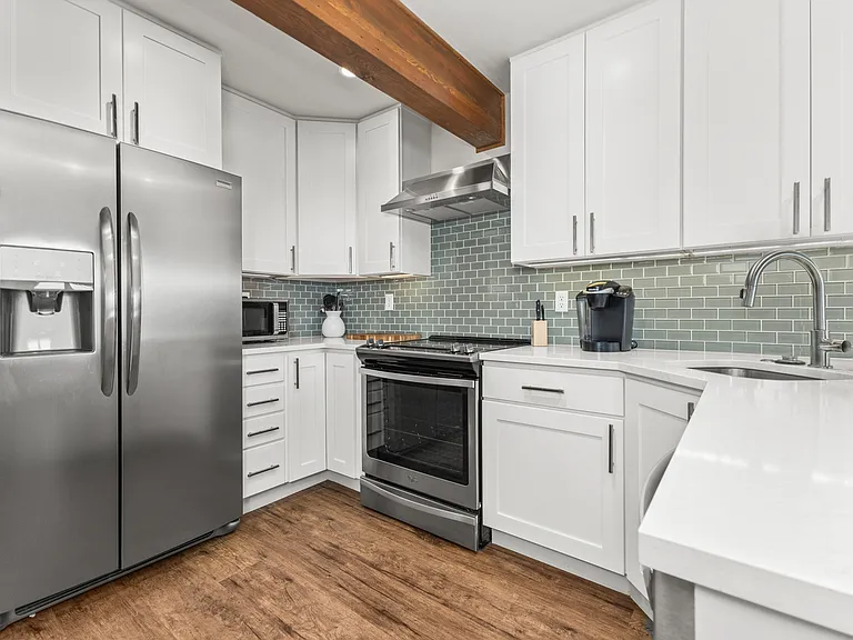 Main Level Kitchen - Electric Range