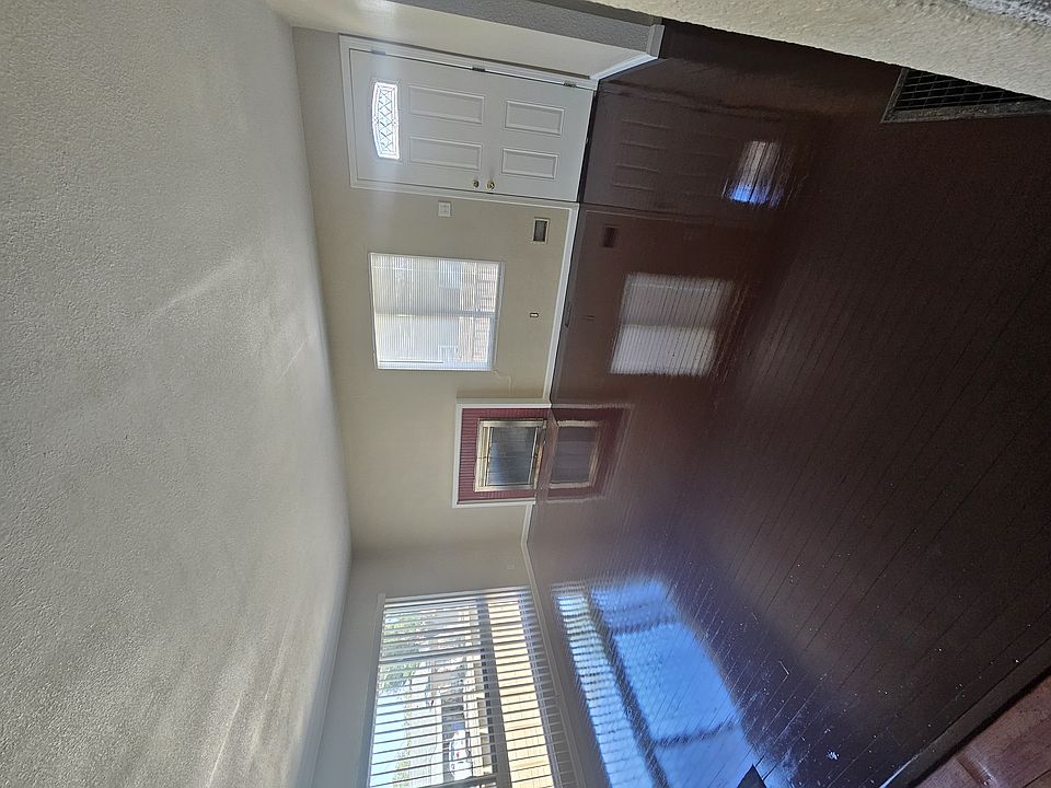 1st image of 139 Marks Blvd #139