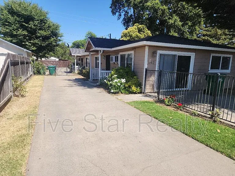 1142 Indiana St — Photo 2