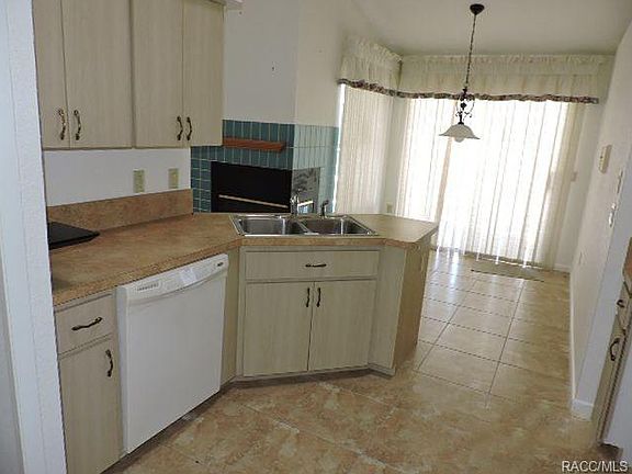 4th image of 2737 N Canterbury Lake Dr