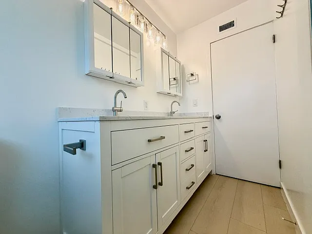 23130 Hartland St — Photo 10