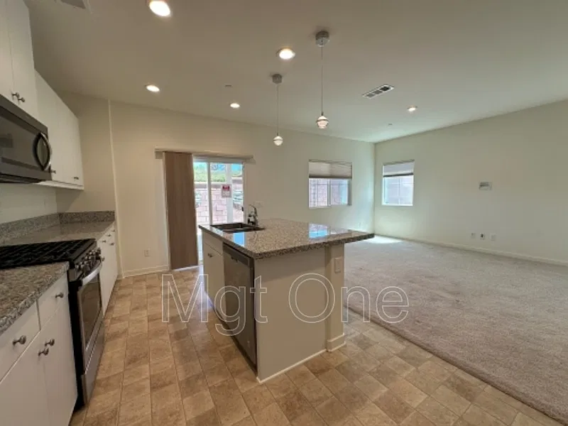 4 bed, 2.5 bath, 1818 sqft, $3,000 — Photo 4