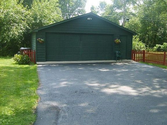 Large 2 1/2 garage