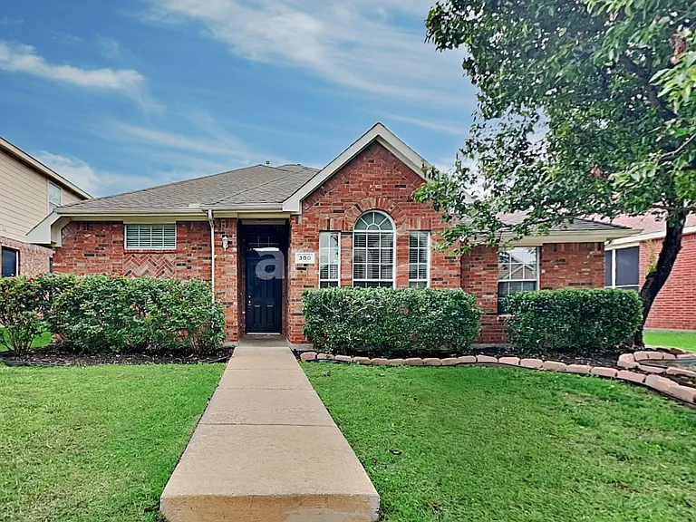 300 Trailwood Dr — Photo 1