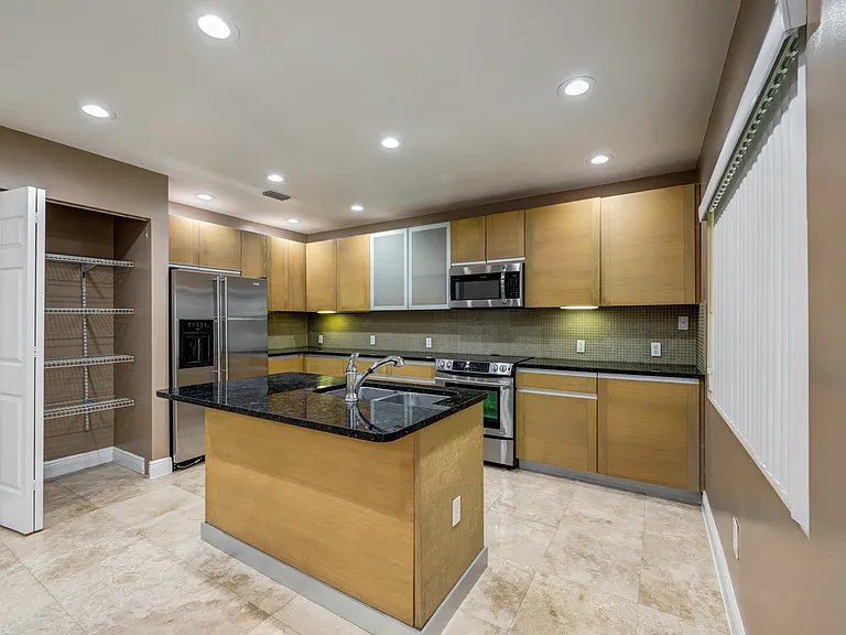 Royal Oaks Townhomes — Photo 3
