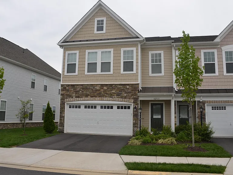 42513 Benfold Sq — Photo 1