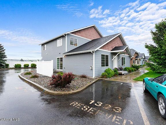 3rd image of 1323 N Forsythia Cir
