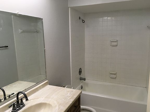 Guest bath with full tub