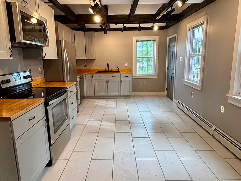 11-13 Elm St #11 — Photo 3