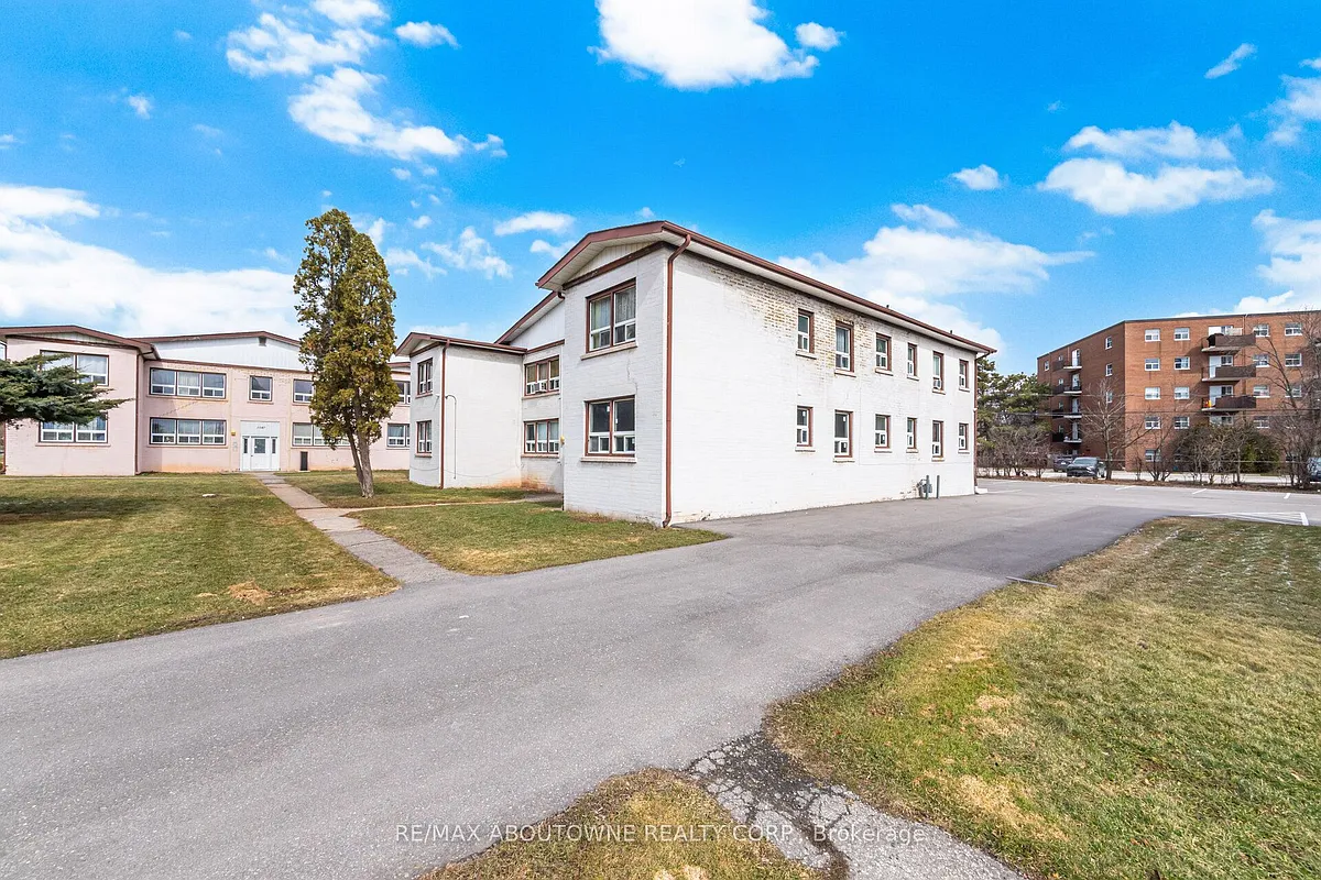 Photo 2 of 23 - 1037 Churchill Ave E #7 - Oakville, ON Building Photo - 1037 Churchill Ave E #7