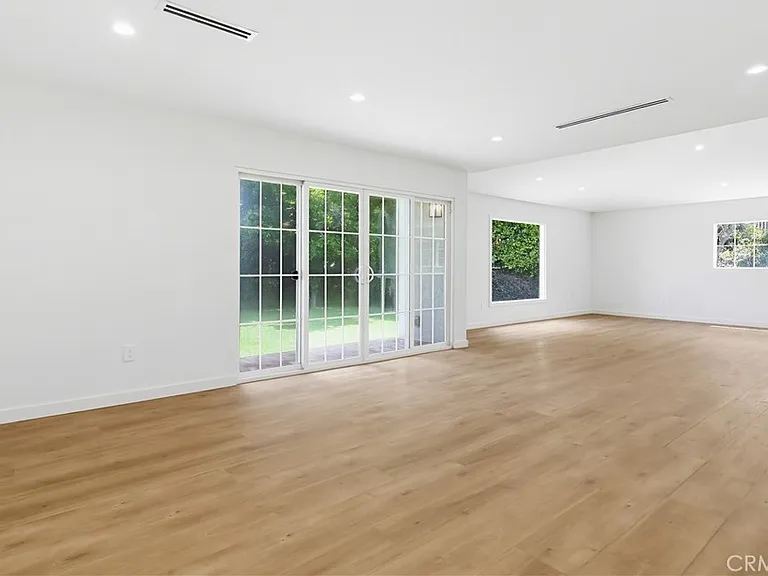 5440 Alcove Ave — Photo 10