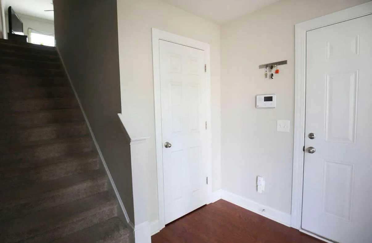 3 bed, 3.0 bath, 1538 sqft, $2,345 — Photo 2