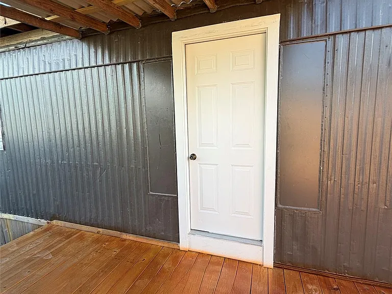 403 Avenue E — Photo 5