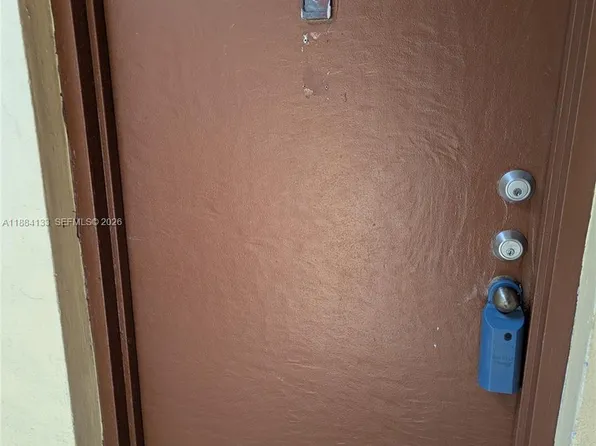 13700 SW 62nd St APT 204, Miami, FL 33183