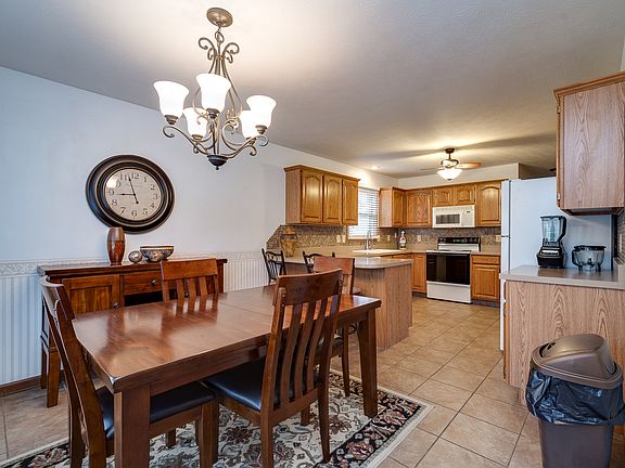 4th image of 1098 Crede Way