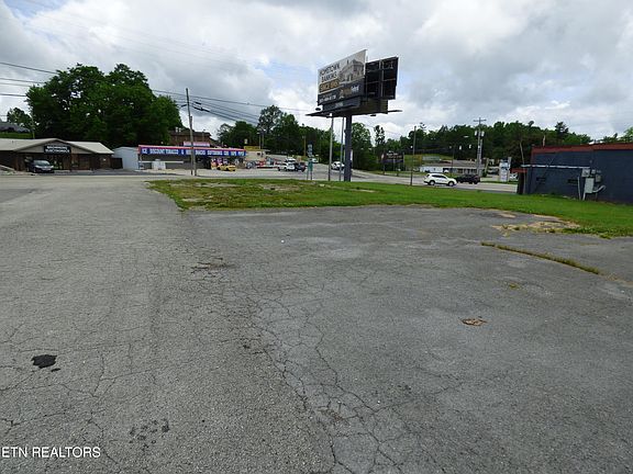 4th image of Lantana Rd
