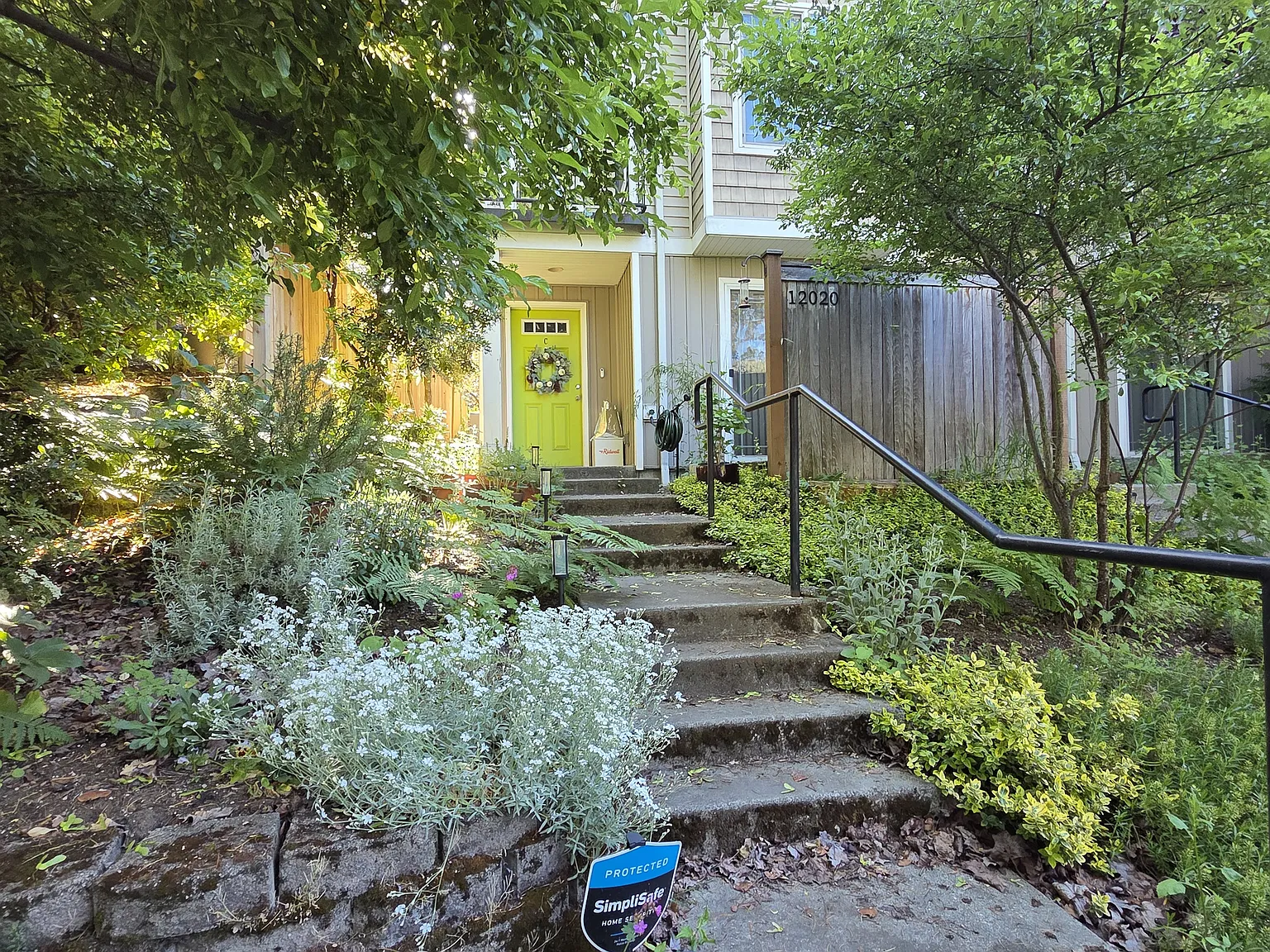 3 bed, 1.5 bath, 1300 sqft, $3,000 — Photo 2