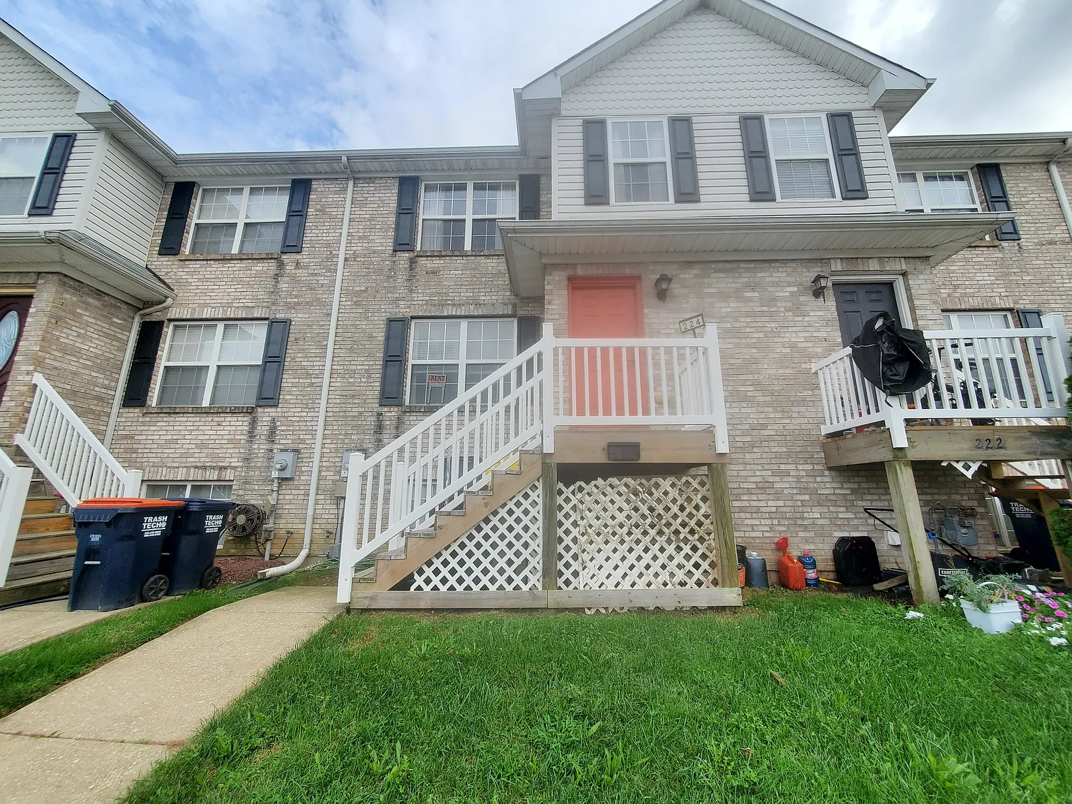 3 bed, 2.5 bath, 1425 sqft, $2,200 — Photo 2