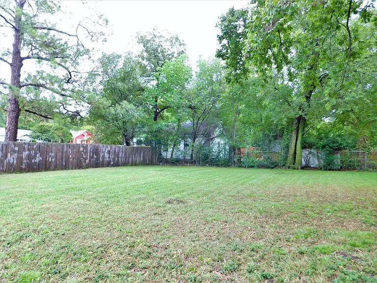 1007 W Collins St — Photo 27