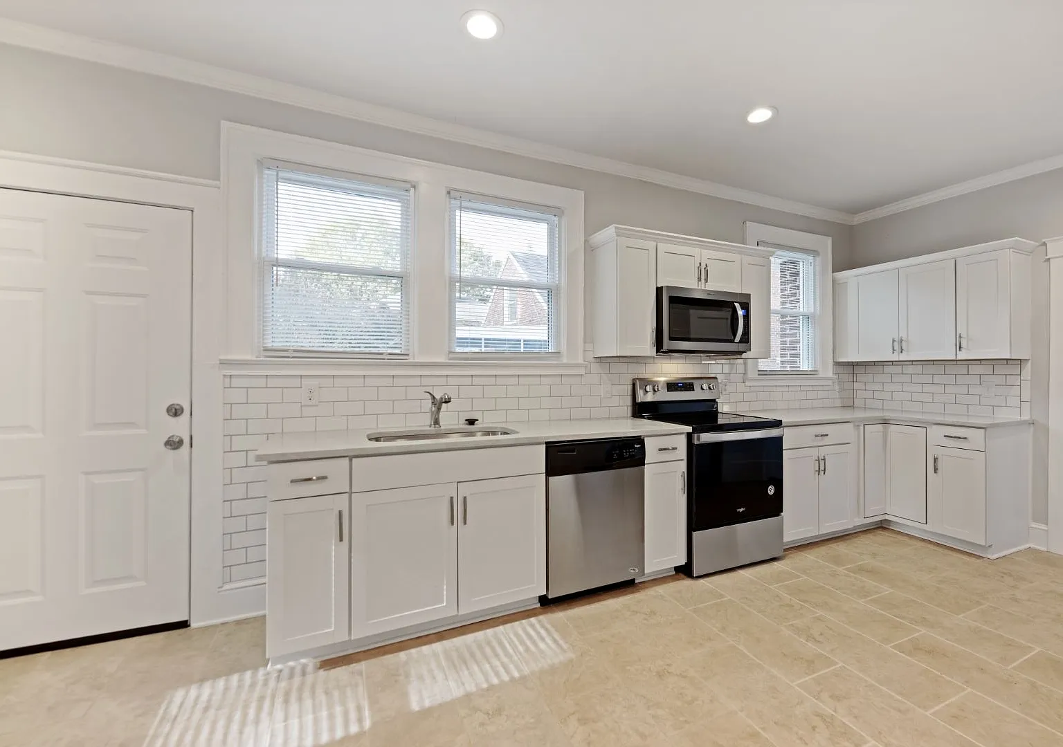 1015 S. Hawthorne Rd — Photo 3
