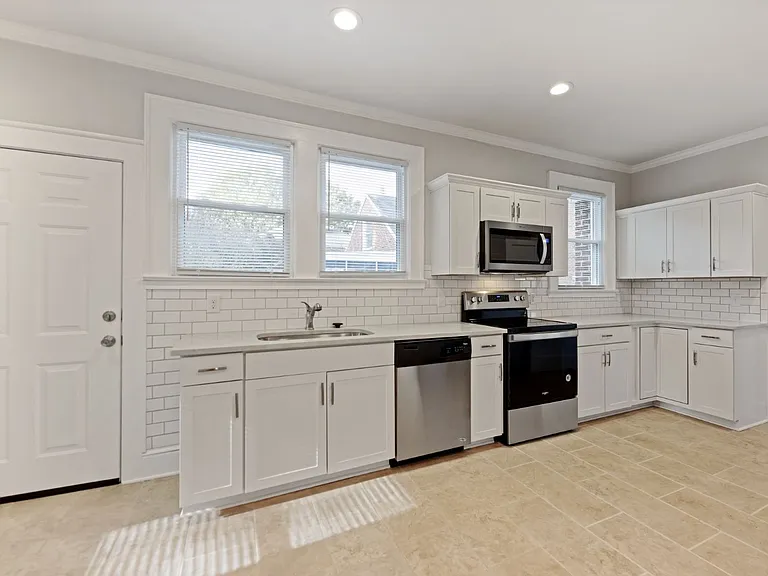 1015 S Hawthorne Rd — Photo 3
