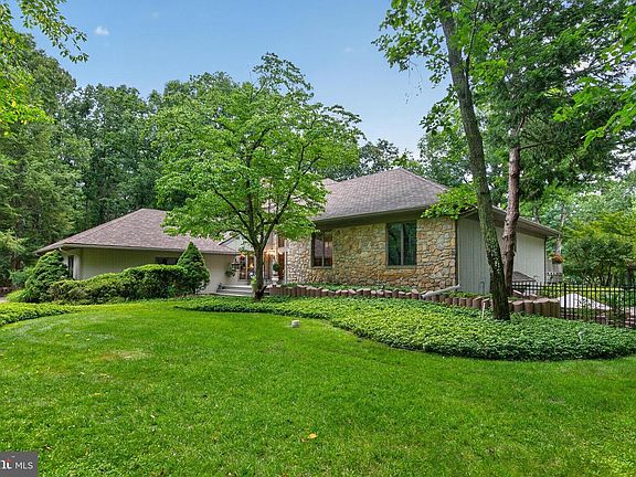 3rd image of 8 Pinecrest Dr