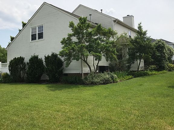 3rd image of 1061 Heatherwood Dr