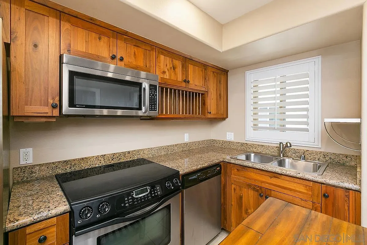 801 W Hawthorn St W — Photo 4