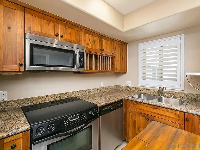 801 W Hawthorn St W #309 — Photo 4
