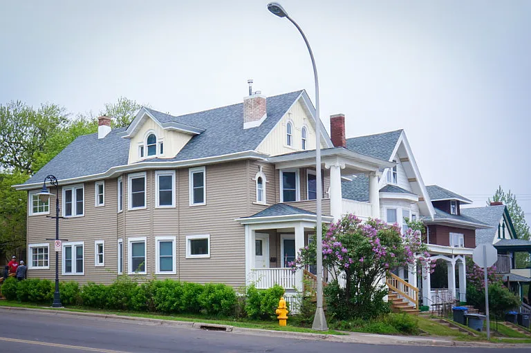 330-332 N 12th Ave E — Photo 2